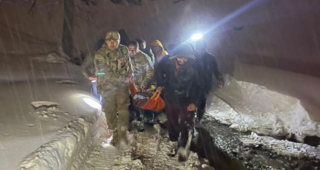 Doğum Sancısı Başlayan Kadın, Paletli Araç ve Ambulansla Hastaneye Ulaştırıldı