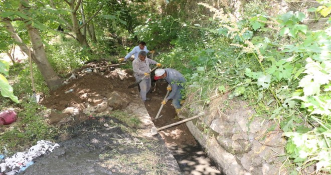 Bitlis Belediyesi, sulama kanalları temizleme çalışması başlattı