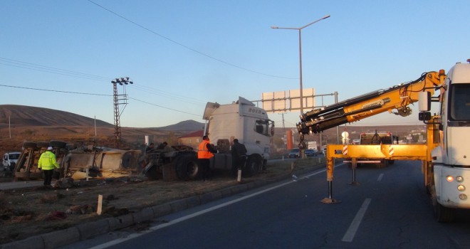 Tır ile Kamyonet Çarpıştı 1 Ölü 5 Yaralı