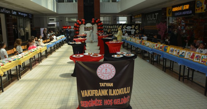 Tatvan’daki İlkokul Öğrencileri ‘Renklerle Büyüleyen Yetenekler’ Sergisi Açtı