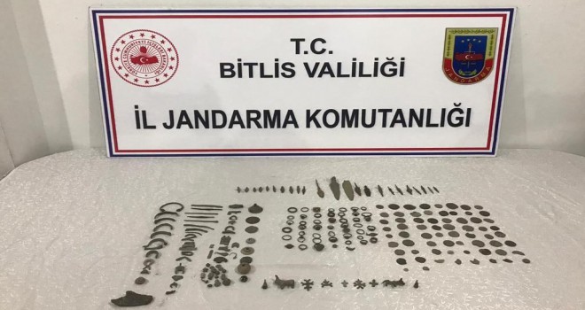 Ahlat’ta 220 Adet Tarihi Obje Ele Geçirildi