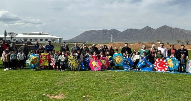 Tatvan'daki İlkokul Öğrencileri Uçurtma Şenliği Düzenledi