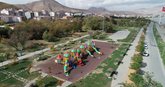 Tatvan’da Eski Parklar Onarılırken, Yeni Parklar Ekleniyor