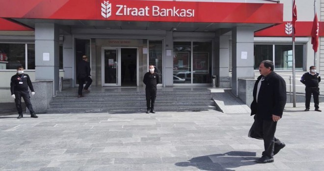 Koronavirüs tedbirleri kapsamında banka ve market önlerinde güvenlik önlemleri alındı