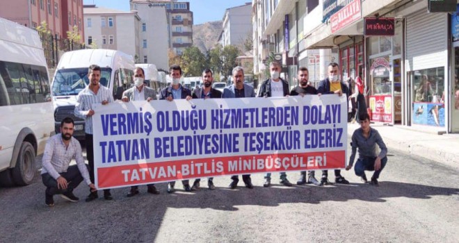 Tatvan’da Minibüsçüler Teşekkür Pankartı Astı