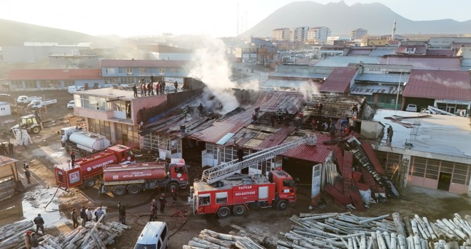 Tatvan’daki Yangın 4 Belediyenin İtfaiye Ekipleri ve 1 TOMA Desteğiyle Söndürüldü