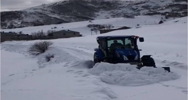 Kar küreme aparatlı traktörler sayesinde Tatvan’a bağlı köy yolları sürekli ulaşıma açık