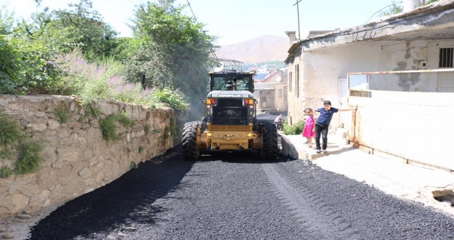 Bitlis Belediyesi altyapı çalışmaları biten yolları asfaltlıyor