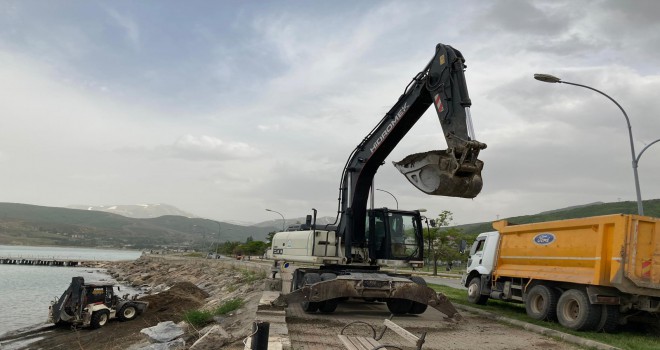 Tatvan Belediyesi İş Makineleri İle Sahil Kıyısını Temizliyor