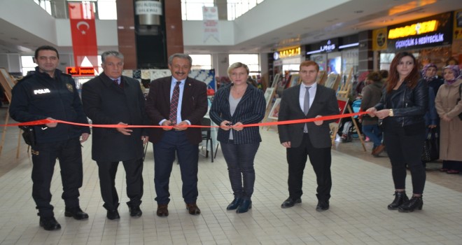 Tatvan ADEM kursiyerleri AVM’de sergi açtı