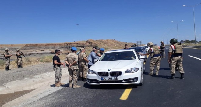 Vali Ustaoğlu ile Kaymakam Özkan yol uygulamasına katıldı