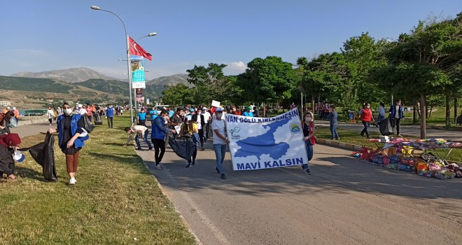 Van Gölü’nün Tatvan İlçe Sahilinde Çöp toplama Etkinliği Düzenlendi