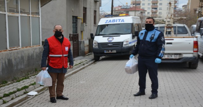 Tatvan’daki ihtiyaç sahiplerine sıcak pide dağıtıldı