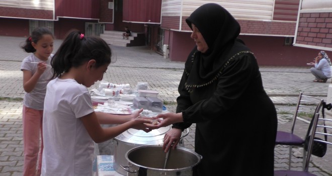 Tatvanlı Karakurt Zemzem suyu ve yağmur suyu ile hazırladığı aşureyi vatandaşlara dağıtıyor