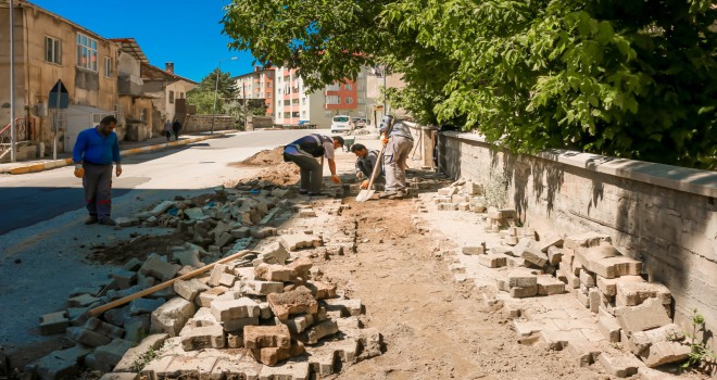 Bitlis'te Kaldırım Yenileme ve Çevre Düzenleme Çalışmaları Hızla Sürüyor