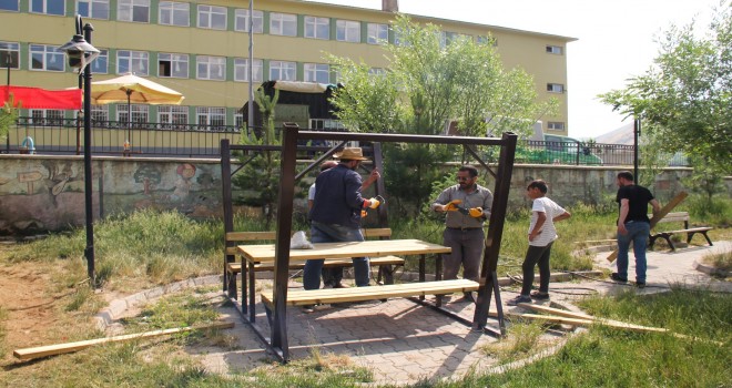 Bitlis'teki parklarda sürekli temizlik yapılıyor