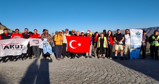 Nemrut Kalderası Milli Parkı’na dikkat çekmek isteyen 70 kişilik doğasever ile dağcı gurup 40 kilometrelik dağ tırmanışı ve zirve yürüyüşü yaptı