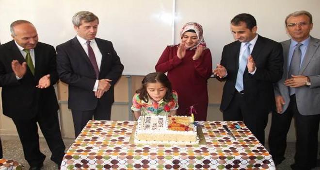 İlkokul öğrencisi için sürpriz doğum günü kutlaması düzenlendi