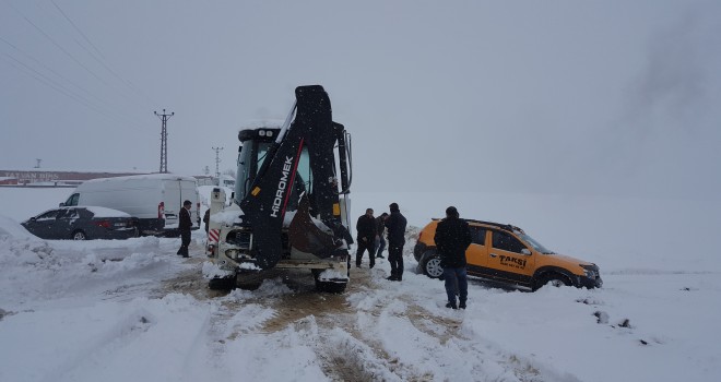 Tipi ve fırtınada mahsur kalan 10’u öğretmen 25 kişi yolda mahsur kaldı