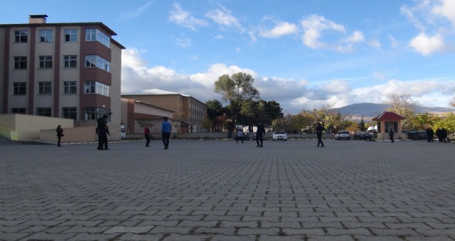 Tatvan Belediyesi tarafından 16 okulun bahçesi kilitli parke taşı ile kaplandı