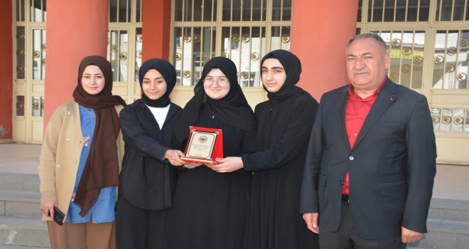 Tatvan’daki İmam Hatip Kız Lisesi Bitlis İl Birincisi Oldu