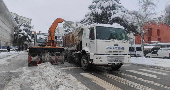 Tatvan’da Karla Mücadele Çalışmaları Sürüyor