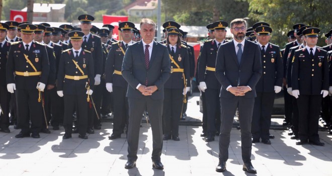 Bitlis’te Zafer Bayramı Nedeniyle Çelenk Sunma Töreni Düzenlendi