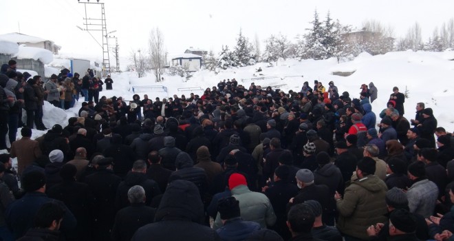 Adıyaman'da Depremde Hayatını Kaybeden Aile Tatvan'da Toprağa Verildi