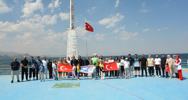Türkiye’nin En Büyük Feribotunda Zafer Bayramı’nı Kutladılar