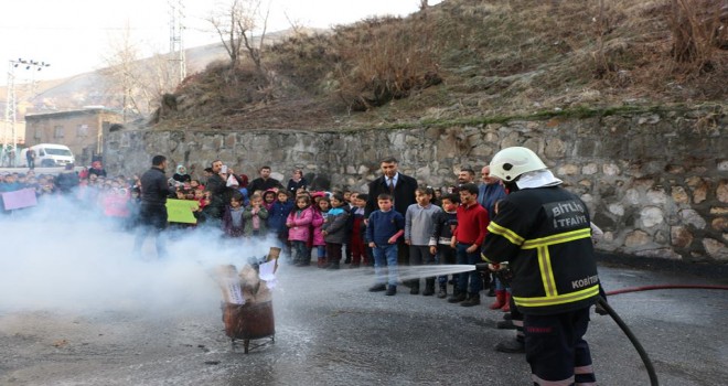 Bitlis’teki minik öğrencilere yangın tatbikatı yapıldı