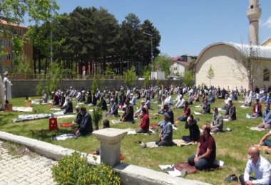 Tatvan'daki açık alanlarda Cuma Namazı kılındı