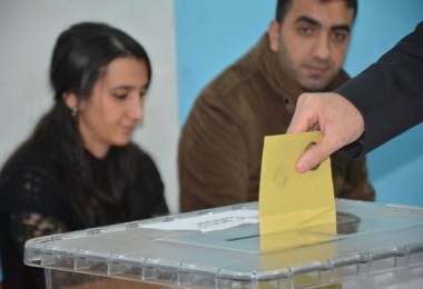 Vatandaşlar oy kullanmaya başladı