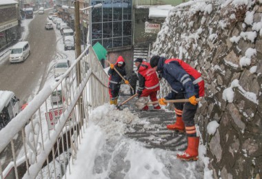 Bitlis’te kar temizle ve tuzlama çalışmaları devam ediyor
