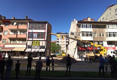Tatvan’da 4 Katlı Bir Binanın Çökme Tehlikesi Oluştu