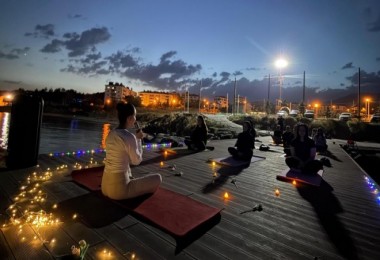 Van Gölü Manzarası ve Dolunay Eşliğinde Yoga