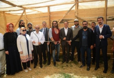 Diriliş Ertuğrul dizisi oyuncuları festivalde Ahlat’taydı