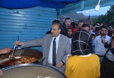 Bitlis Valisi İsmail Ustaoğlu, iftar çadırında vatandaşlarla iftar yaptı