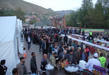 Bitlis’te 1500 kişi birlikte iftar açtı