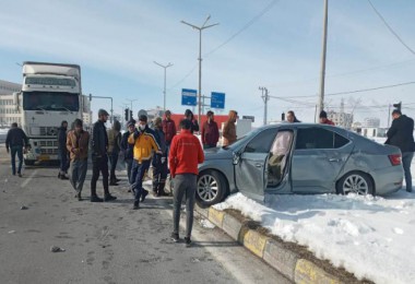 Tatvan’da İran Plakalı Tır İle Otomobil Çarpıştı