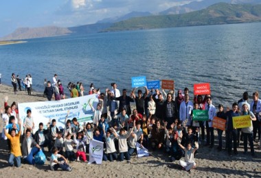 STK’lar ve Öğrenciler Van Gölü'ne Dikkat Çekmek İçin Sahil Temizliği Yaptılar