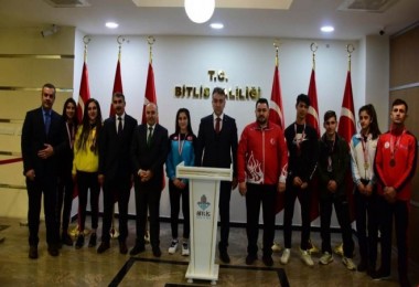 Bitlis'li sporcular Vali Çağatay‘ı ziyaret etti