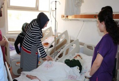 Bitlis Sağlık Müdürü Demiray, Bayram Dolayısıyla Hastaneyi Ziyaret Etti