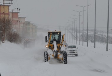 Tatvan-Ahlat karayolu tipi nedeniyle trafiğe kapatıldı