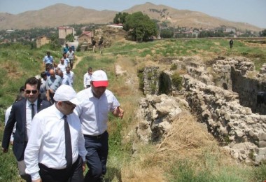 Vali Ustaoğlu Tarihi Bitlis Kalesindeki kazı çalışmalarını yerinde inceledi