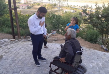 Bitlis Belediyesi Evine Girip Çıkamayan Engelli Vatandaşa Parke Yol Yaptı