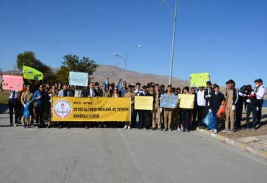 Van Gölü sahilinde öğrencilerin temizlik etkinliği