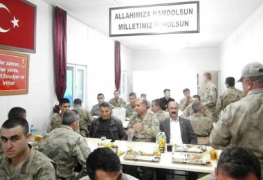 Kaymakam Özkan iftarını Mehmetçikle birlikte açtı