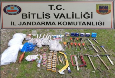 Bitlis'te PKK sığınağında patlayıcı ele geçirildi