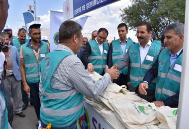 Hükümlüler Van Gölü sahilinde temizlik çalışması yaptı