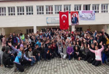 Gönüllüler Köy Okulu Öğrencileri İçin Etkinlik Düzenledi ve Hediye Dağıttı